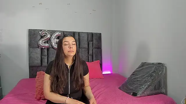 Esmeraldaa- online show from March 2026 07:24:01 AM