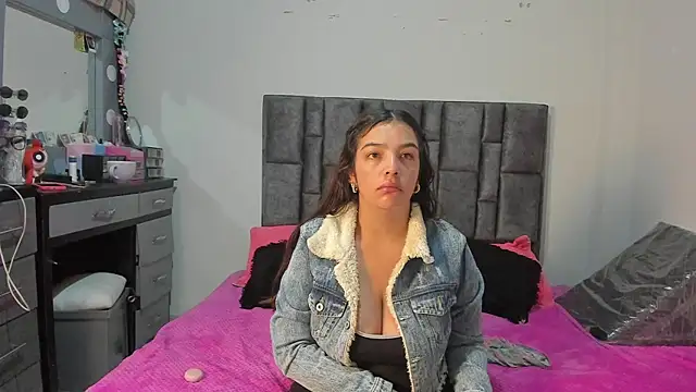 Esmeraldaa- online show from April 2026 07:45:01 AM
