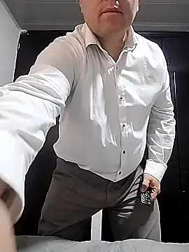 BigCristh79 online show from October 2025 05:36:02 PM