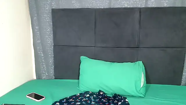 HugeTitisxx online show from May 2026 06:30:01 AM