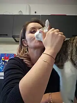 Snapshot of SeductiveMom chatting on January 2025 07:21:02 AM SeductiveMom online show from January 2025 07:21:02 AM