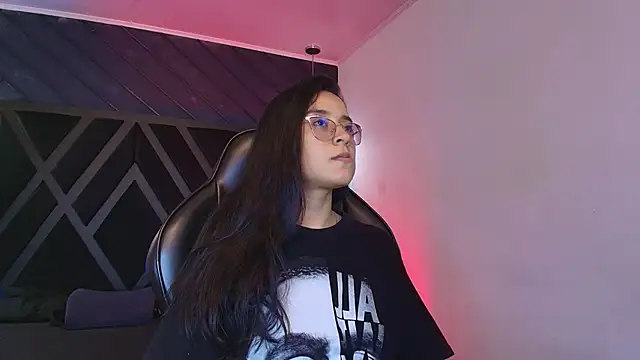 zoe martins  online show from April 2026 05:17:01 PM