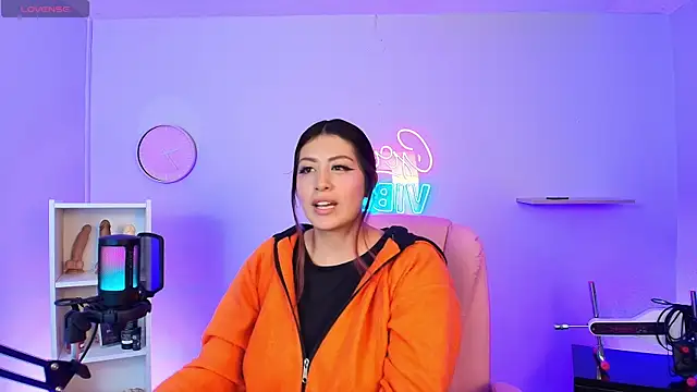 Snapshot of Aphriil__ chatting on October 2025 12:10:01 AM Aphriil online show from October 2025 12:10:01 AM