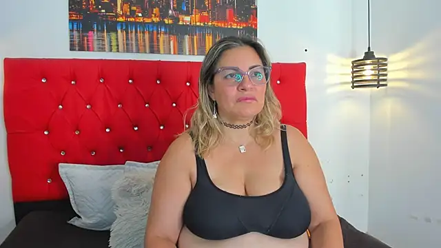 carolinacrus01 online show from February 2026 03:20:01 PM