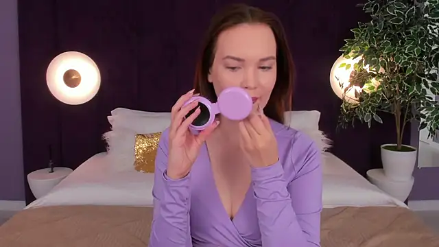 Snapshot of KiraHolli chatting on September 2025 03:06:02 AM KiraHolli online show from September 2025 03:06:02 AM