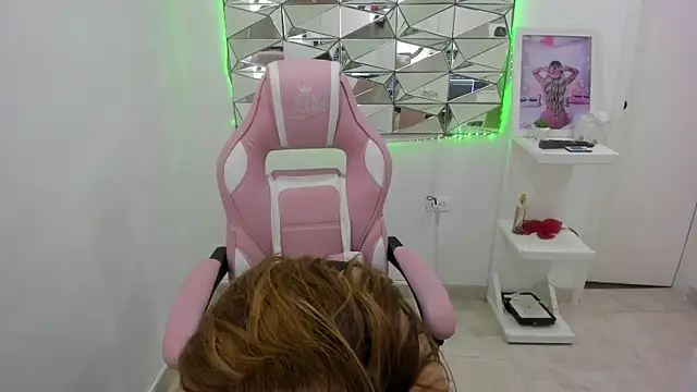 Snapshot of camixxx_m chatting on September 2025 01:34:01 PM camixxx m online show from September 2025 01:34:01 PM