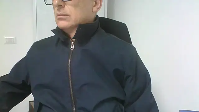 Snapshot of Sensor2000 chatting on December 2025 08:20:01 AM Sensor2000 online show from December 2025 08:20:01 AM