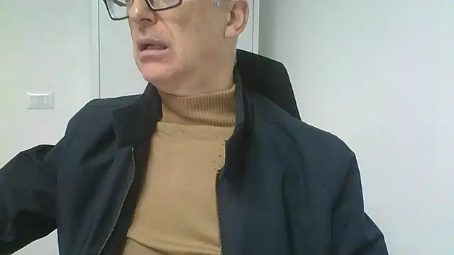 Snapshot of Sensor2000 chatting on December 2025 08:10:01 AM Sensor2000 online show from December 2025 08:10:01 AM