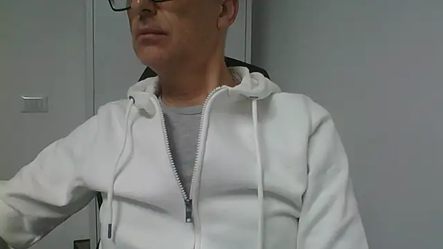 Snapshot of Sensor2000 chatting on December 2025 08:00:01 AM Sensor2000 online show from December 2025 08:00:01 AM