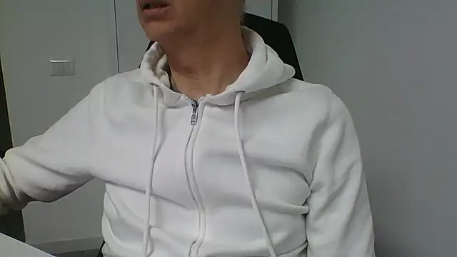 Snapshot of Sensor2000 chatting on January 2026 07:57:02 AM Sensor2000 online show from January 2026 07:57:02 AM