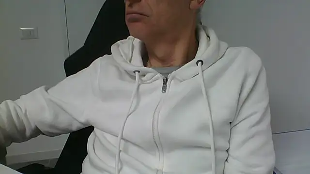 Snapshot of Sensor2000 chatting on January 2026 09:03:02 AM Sensor2000 online show from January 2026 09:03:02 AM