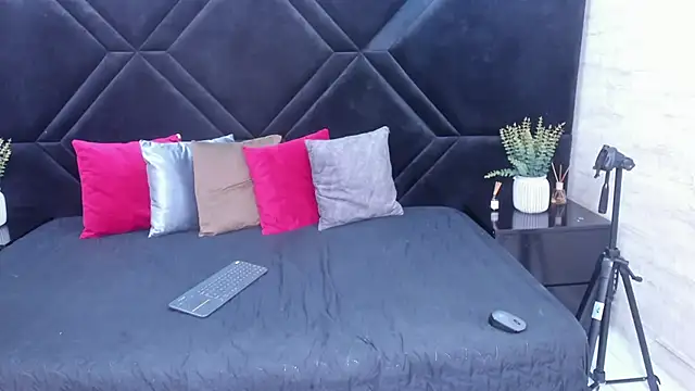 Dantzel  online show from March 2026 07:07:01 PM