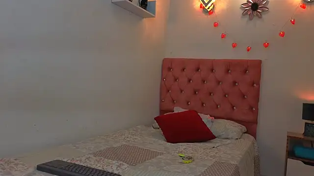 Snapshot of Kyra_Honey chatting on October 2025 08:06:02 PM Kyra Honey online show from October 2025 08:06:02 PM