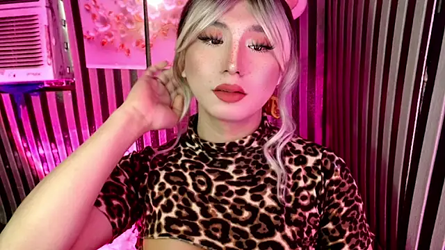 UrhotlucyTS online show from April 2026 06:38:01 AM