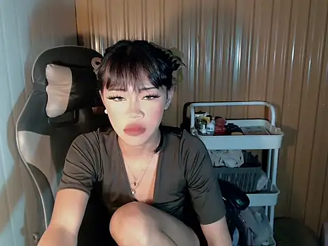 urcurlydiva online show from April 2026 01:41:02 PM