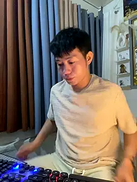 Snapshot of xshyboyx chatting on December 2025 11:48:01 AM xshyboyx online show from December 2025 11:48:01 AM