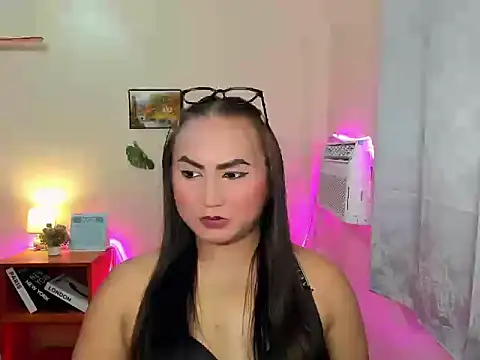 Snapshot of hella_queen chatting on January 2026 05:27:02 PM hella queen online show from January 2026 05:27:02 PM