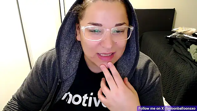 Snapshot of MoonBalloons chatting on November 2025 07:14:01 AM MoonBalloons online show from November 2025 07:14:01 AM