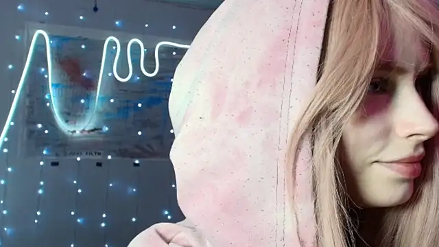 Snapshot of PieraMarch chatting on October 2025 06:05:02 PM PieraMarch online show from October 2025 06:05:02 PM