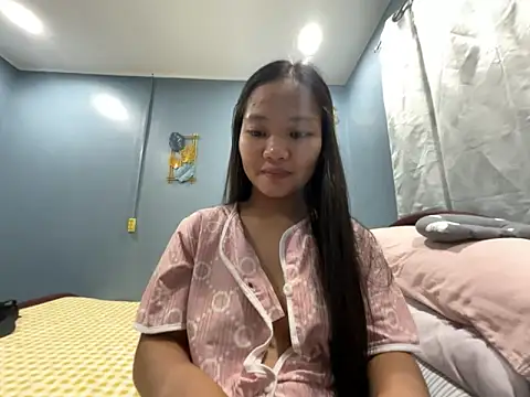 Snapshot of princess_janine chatting on February 2026 02:06:01 PM princess janine online show from February 2026 02:06:01 PM