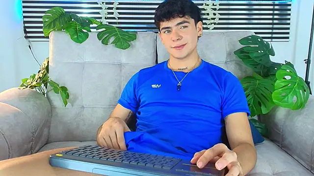 CamiiGuzmanX online show from May 2026 09:33:01 PM
