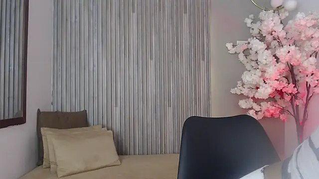 Michellee 20 online show from October 2025 01:20:01 PM