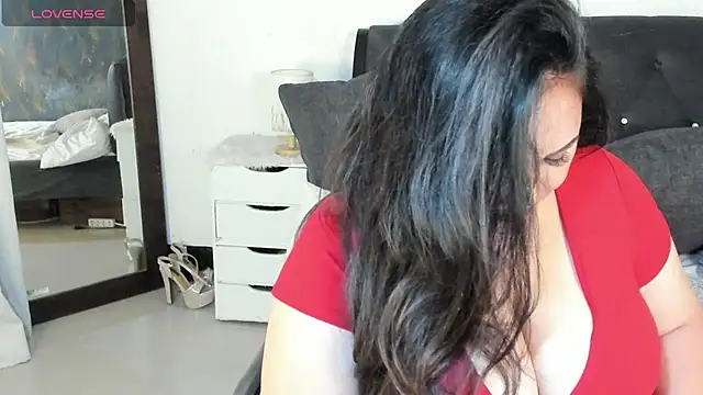 Snapshot of MiaHermosa chatting on November 2025 07:52:02 AM MiaHermosa online show from November 2025 07:52:02 AM