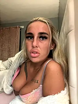 Snapshot of EllieMaeBaby chatting on September 2025 08:43:01 PM EllieMaeBaby online show from September 2025 08:43:01 PM