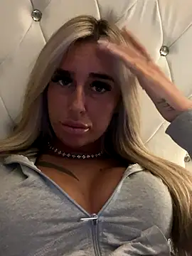 Snapshot of EllieMaeBaby chatting on October 2025 06:36:01 PM EllieMaeBaby online show from October 2025 06:36:01 PM