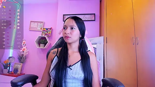 Snapshot of EmmaAnturin chatting on November 2025 10:43:02 PM EmmaAnturin online show from November 2025 10:43:02 PM