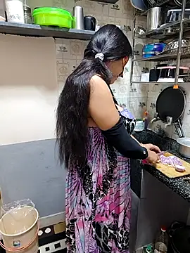 Queen Nightt online show from September 2025 03:40:02 AM