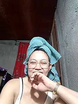 Snapshot of Everleigh_mom chatting on October 2025 02:09:01 AM Everleigh mom online show from October 2025 02:09:01 AM