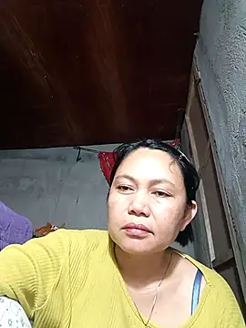 Snapshot of Everleigh_mom chatting on November 2025 03:08:02 AM Everleigh mom online show from November 2025 03:08:02 AM