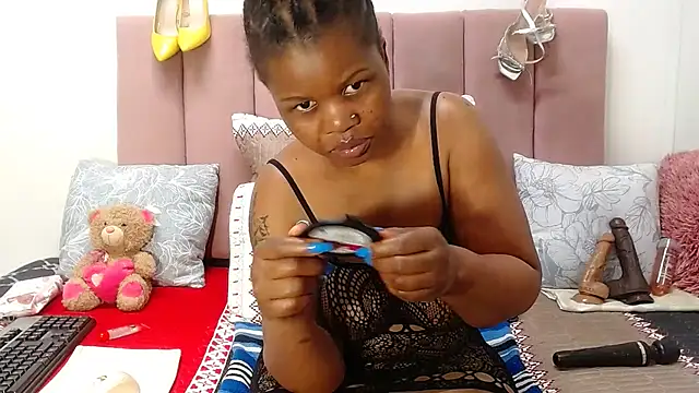 Snapshot of RoundaAssx22 chatting on November 2025 01:00:02 PM RoundaAssx22 online show from November 2025 01:00:02 PM