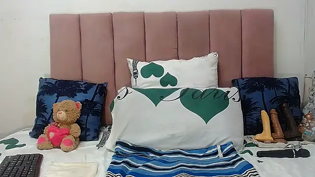 Snapshot of RoundaAssx22 chatting on January 2026 12:35:01 AM RoundaAssx22 online show from January 2026 12:35:01 AM