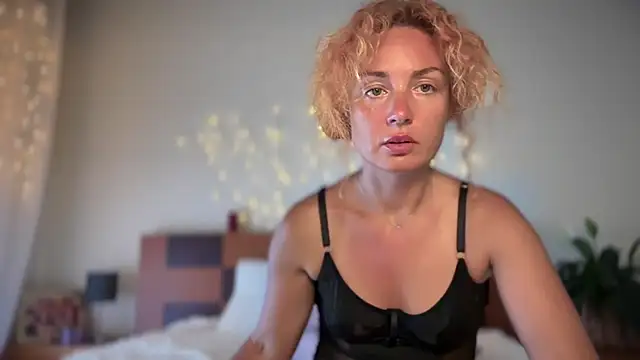 Reddgiirl online show from July 2026 06:32:01 PM