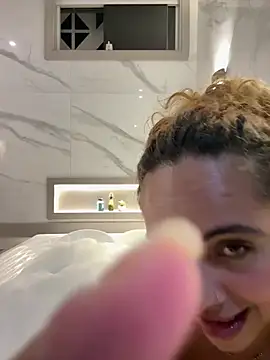 Chloe Leaozinho online show from April 2026 11:49:01 PM