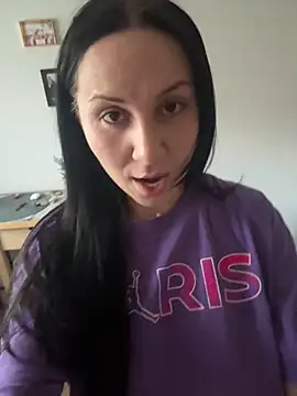 Snapshot of LauLaveau chatting on November 2025 06:56:02 AM LauLaveau online show from November 2025 06:56:02 AM