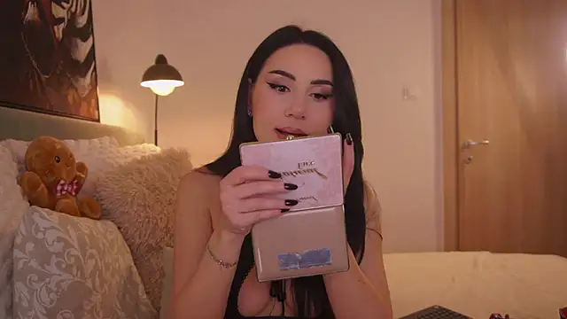 Snapshot of LauLaveau chatting on January 2026 06:20:01 PM LauLaveau online show from January 2026 06:20:01 PM