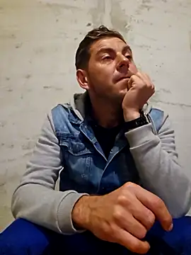 Snapshot of Alex-andru88 chatting on October 2025 03:40:01 AM Alex-andru88 online show from October 2025 03:40:01 AM