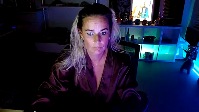 Snapshot of Mrs-Aurora chatting on October 2025 09:45:01 PM Mrs-Aurora online show from October 2025 09:45:01 PM