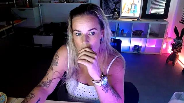 Snapshot of Mrs-Aurora chatting on October 2025 12:49:02 PM Mrs-Aurora online show from October 2025 12:49:02 PM