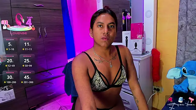 Khloee f w online show from November 2025 07:03:01 PM