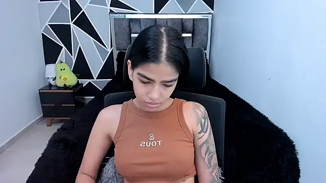 Snapshot of valeria-duarte chatting on April 2026 12:25:01 PM valeria-duarte online show from April 2026 12:25:01 PM