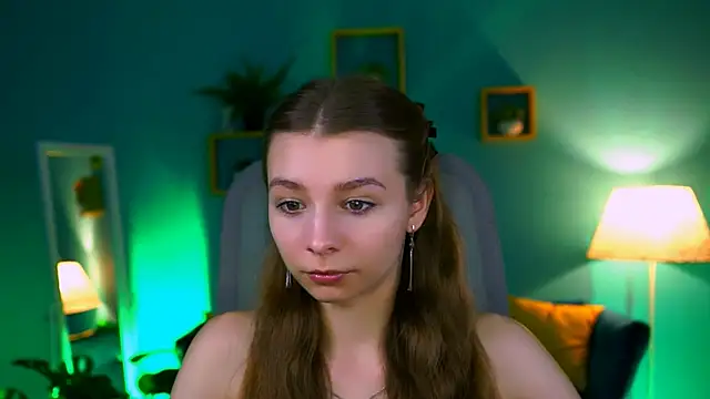 Snapshot of JulieDaniel chatting on October 2025 04:24:01 AM JulieDaniel online show from October 2025 04:24:01 AM