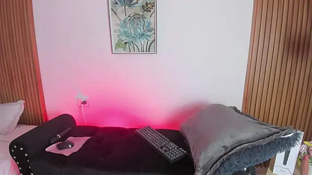 NicolWhite online show from October 2025 12:02:02 PM