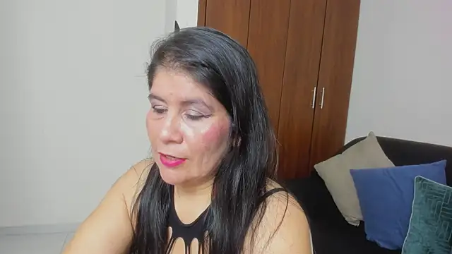 kiraGeiner online show from May 2026 01:11:02 AM