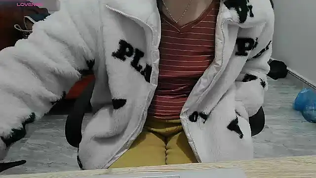 Snapshot of Owe_chan chatting on November 2025 12:38:01 PM Owe chan online show from November 2025 12:38:01 PM