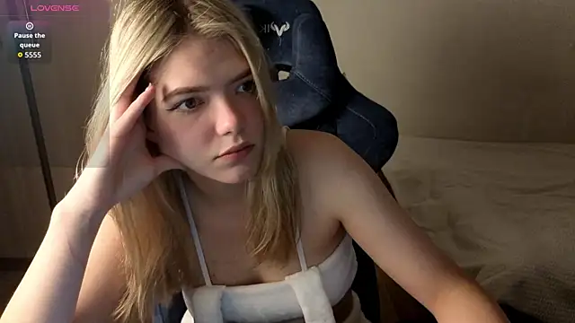 Snapshot of KatanaSVibe chatting on October 2025 09:48:02 AM KatanaSVibe online show from October 2025 09:48:02 AM