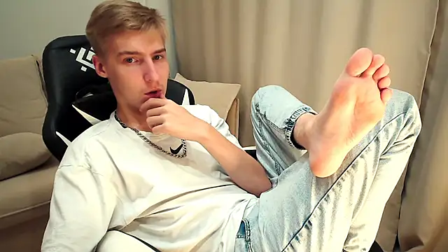 Snapshot of MrSexyCum4U chatting on September 2025 08:46:01 PM MrSexyCum4U online show from September 2025 08:46:01 PM